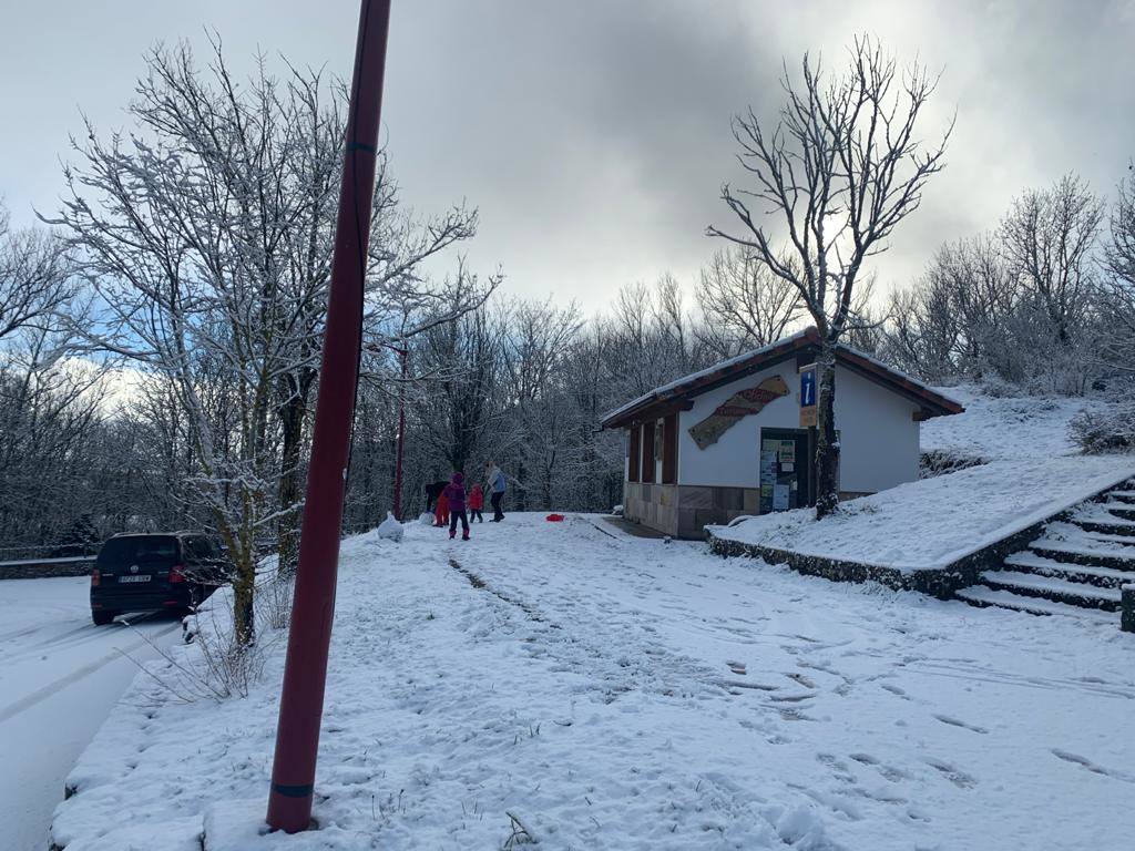 Jugando con la nieve en Fontibre.