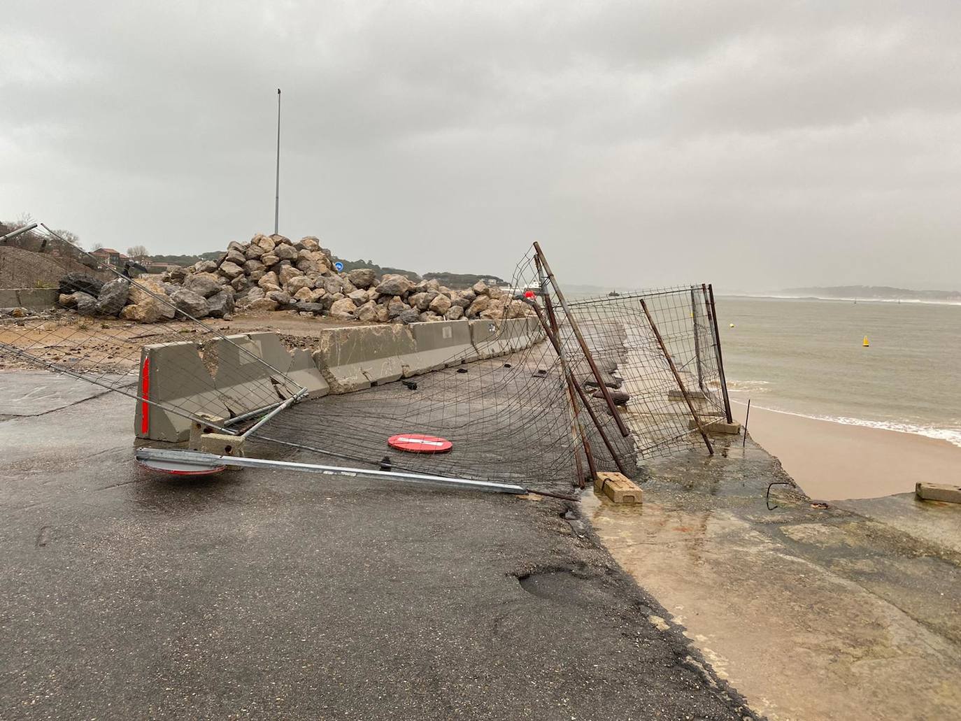 El paseo de El Sardinero está cubierto de agua y arena, mientras en la playa de Los Peligros aumenta el socavón bajo la pasarela de acceso y la lluvia forma una gran balsa en las inmediaciones del desprendimiento de Reina Victoria.