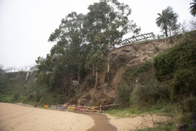 Estado actual de la zona del desprendimiento, cerrada en la parte de la playa y también, arriba, en Reina Victoria