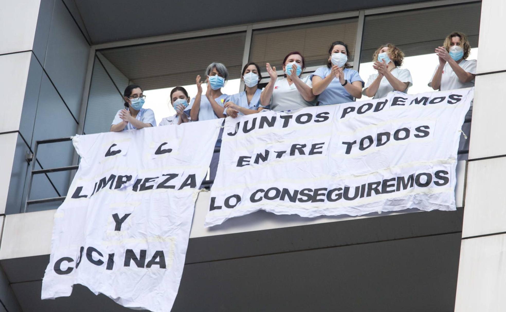 Aplausos de trabajadoras del Hospital Valdecilla durante el confinamiento por el coronavirus.