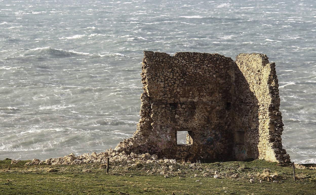 Estado actual de la atalaya medieval de San Telmo, tras el derribo de parte de una de sus paredes que ha tenido lugar estos días, debido a los fuertes vientos y el temporal de mar