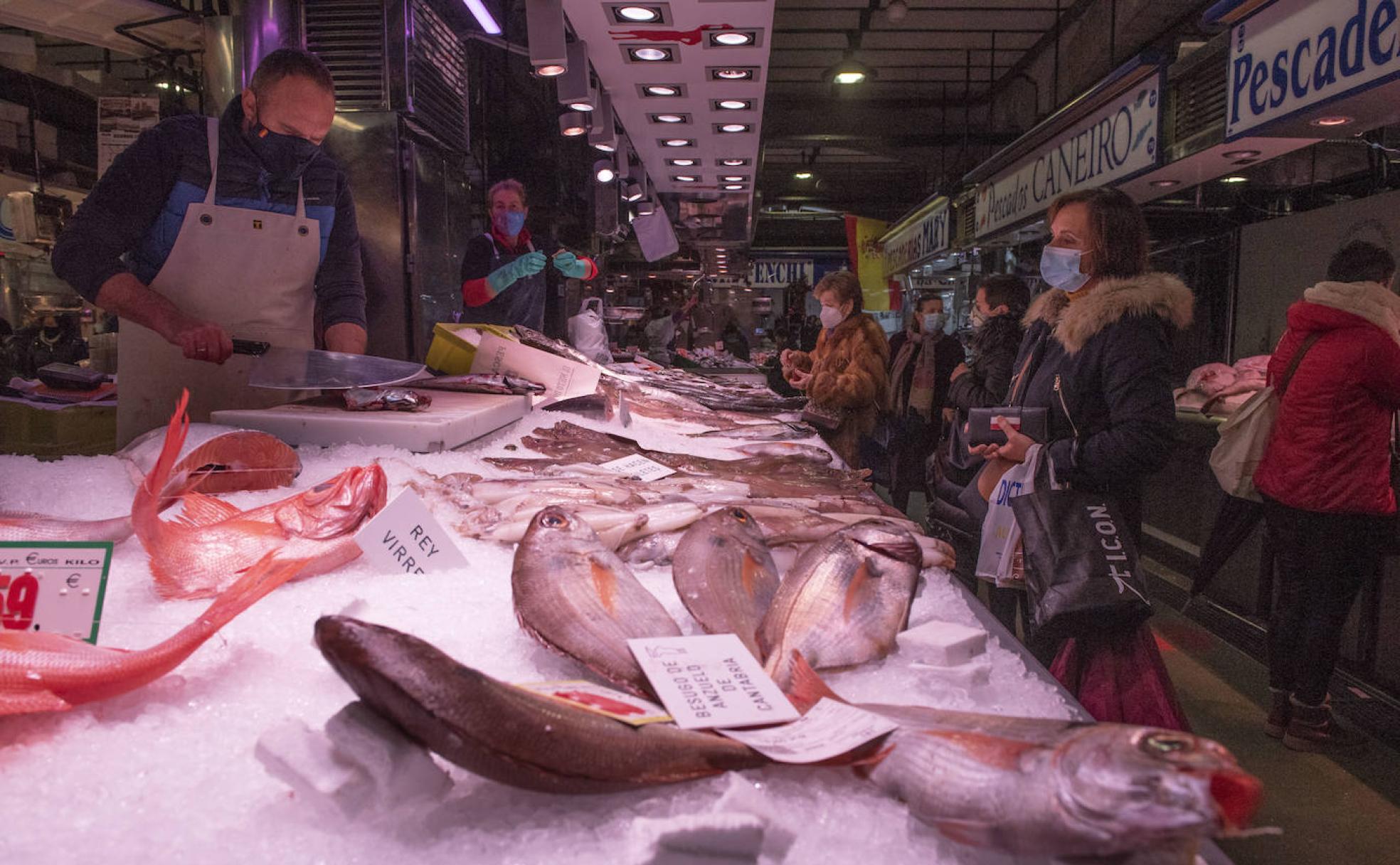 El besugo era ayer uno de los productos estrella en algunos mostradores de las pescaderías del Mercado de la Esperanza. Fotografías: maría gil