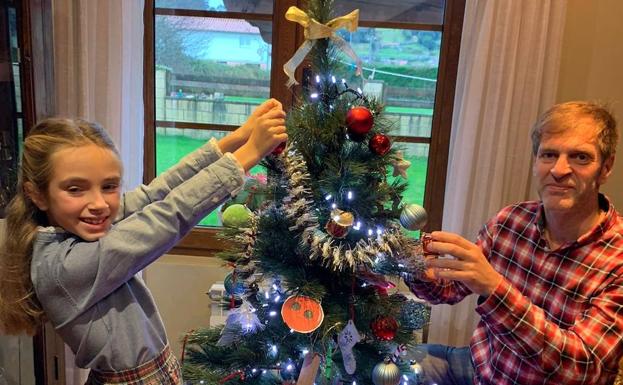 Enrique Conde y su hija Daniela, con el árbol navideño.