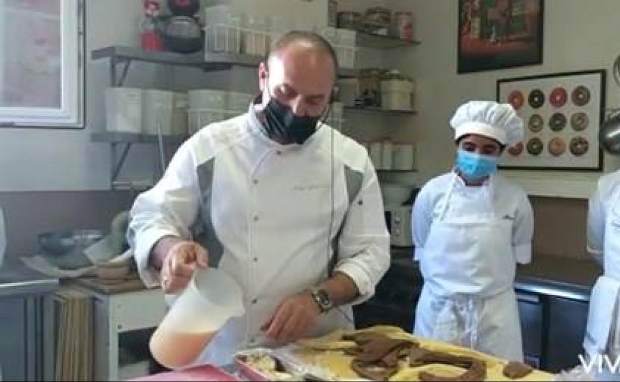 Eloy Galdeano, profesor del IES Peñacastillo, en el vídeo explicativo de su receta de aprovechamiento. 