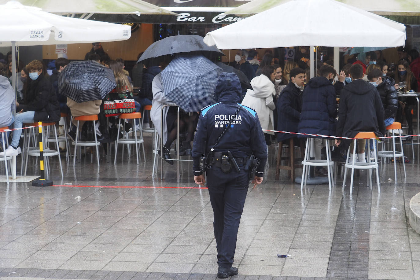 A pesar de la lluvia algunas terrazas se llenaron en Santander, en una jornada tranquila