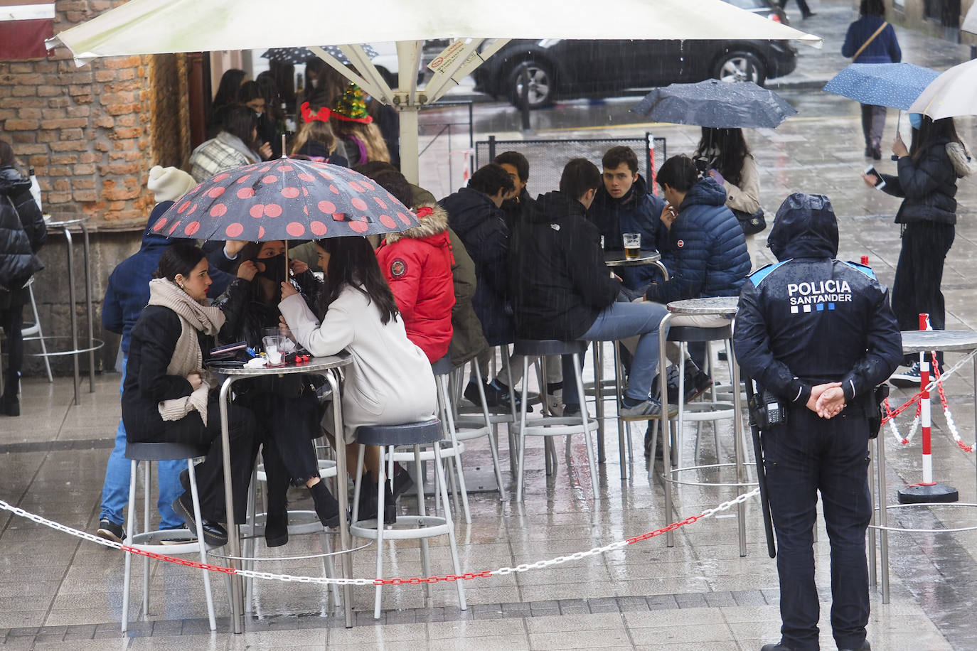 A pesar de la lluvia algunas terrazas se llenaron en Santander, en una jornada tranquila