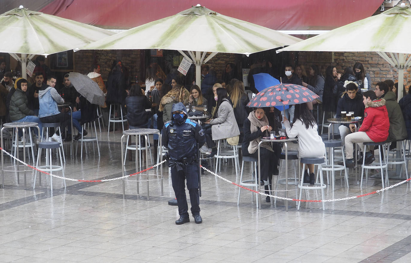 A pesar de la lluvia algunas terrazas se llenaron en Santander, en una jornada tranquila