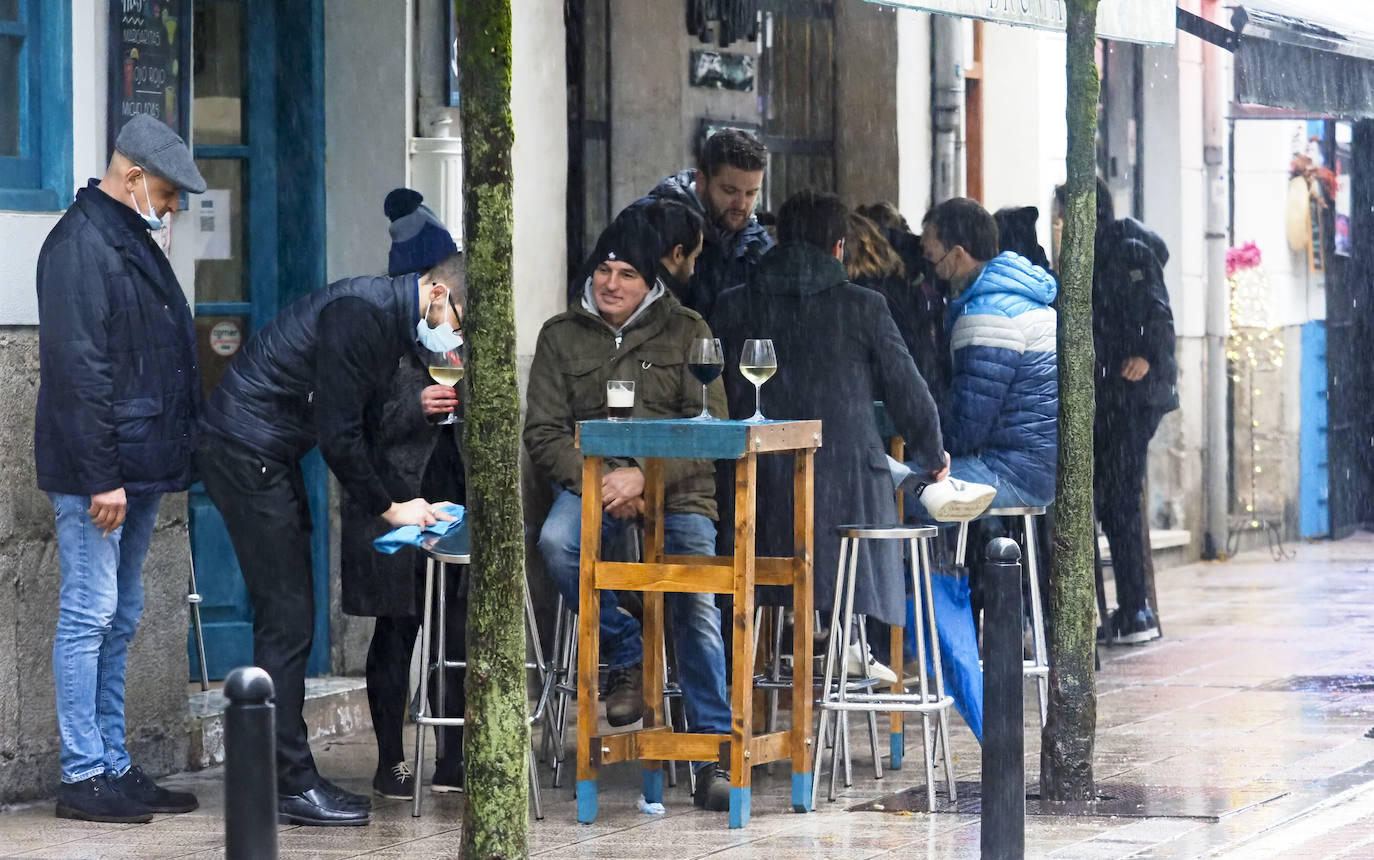 A pesar de la lluvia algunas terrazas se llenaron en Santander, en una jornada tranquila