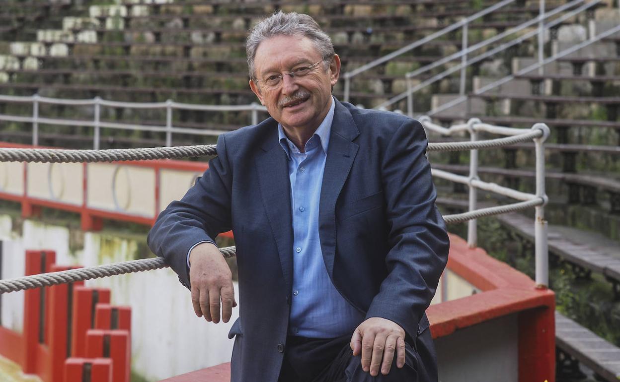 Constantino Álvarez, en el tendido de la plaza de toros de Cuatro Caminos. 