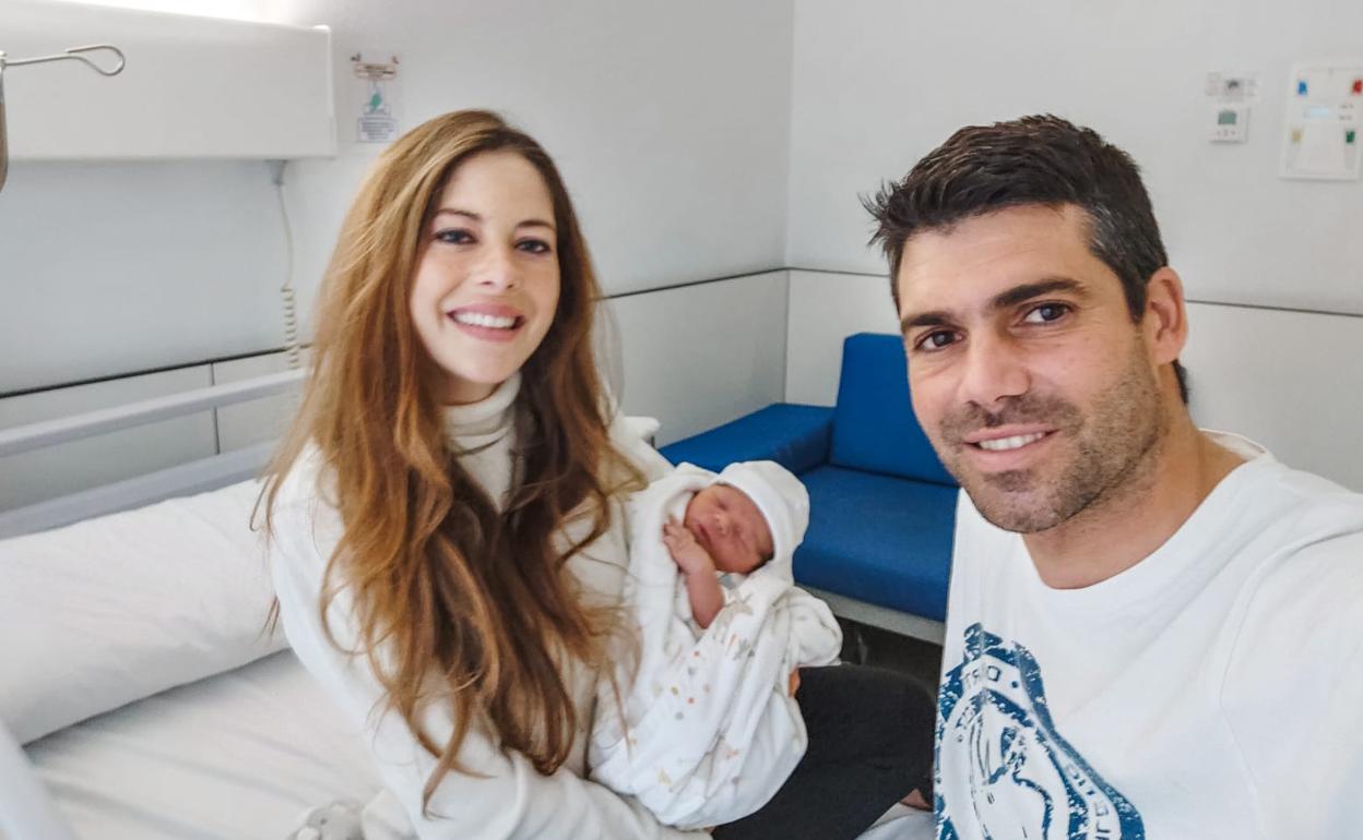 Diego, en manos de su madre y junto a su padre, posa en el primer 'selfie' de su vida.