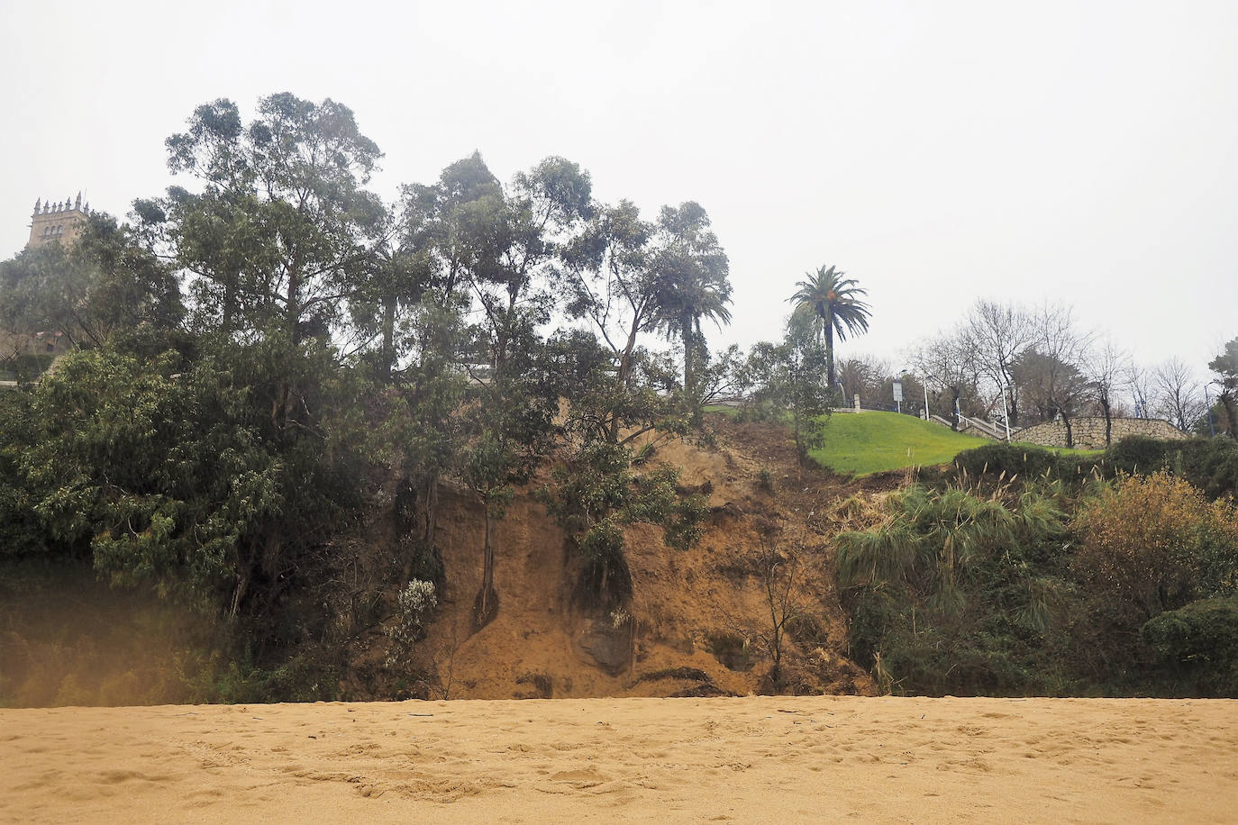 Las playas de Peligros y La Magdalena siguen desmoronándose. Además del talud que se derrumbó a mediados de diciembre, ahora se ha caído parte de una rampa.