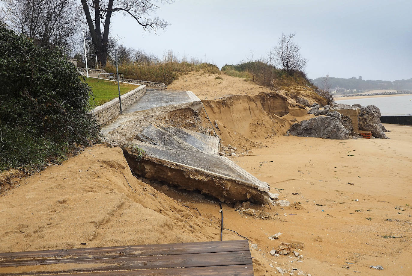 Las playas de Peligros y La Magdalena siguen desmoronándose. Además del talud que se derrumbó a mediados de diciembre, ahora se ha caído parte de una rampa.