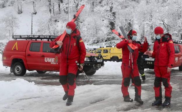 Efectivos de la Unidad Militar de Emergencias se suman a la búsqueda en el puerto de San Isidro.