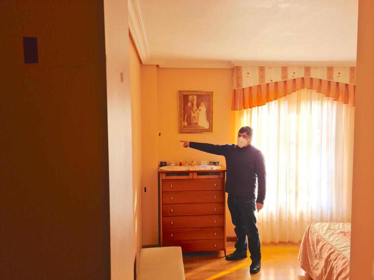 Alberto González, vecino de Guarnizo, señala las grietas aparecidas en su casa de El Astillero. j. g.