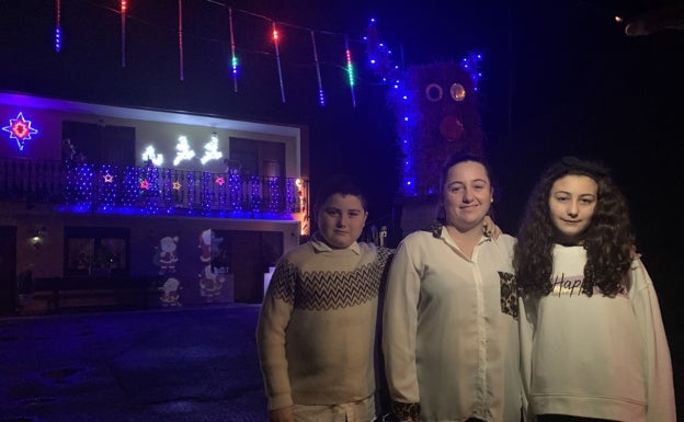 Sheila Cerro junto a sus hijos muestran la decoración de su casa en Pontones 