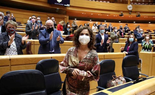 Imagen principal - La ministra de Hacienda, María Jesús Montero, recibe el aplauso de su grupo tras la aprobación de los Presupuestos (arriba); Reunión de la mesa sobre Cataluña (izquierda); Casado felicita a Sánchez en su investidura (derecha).