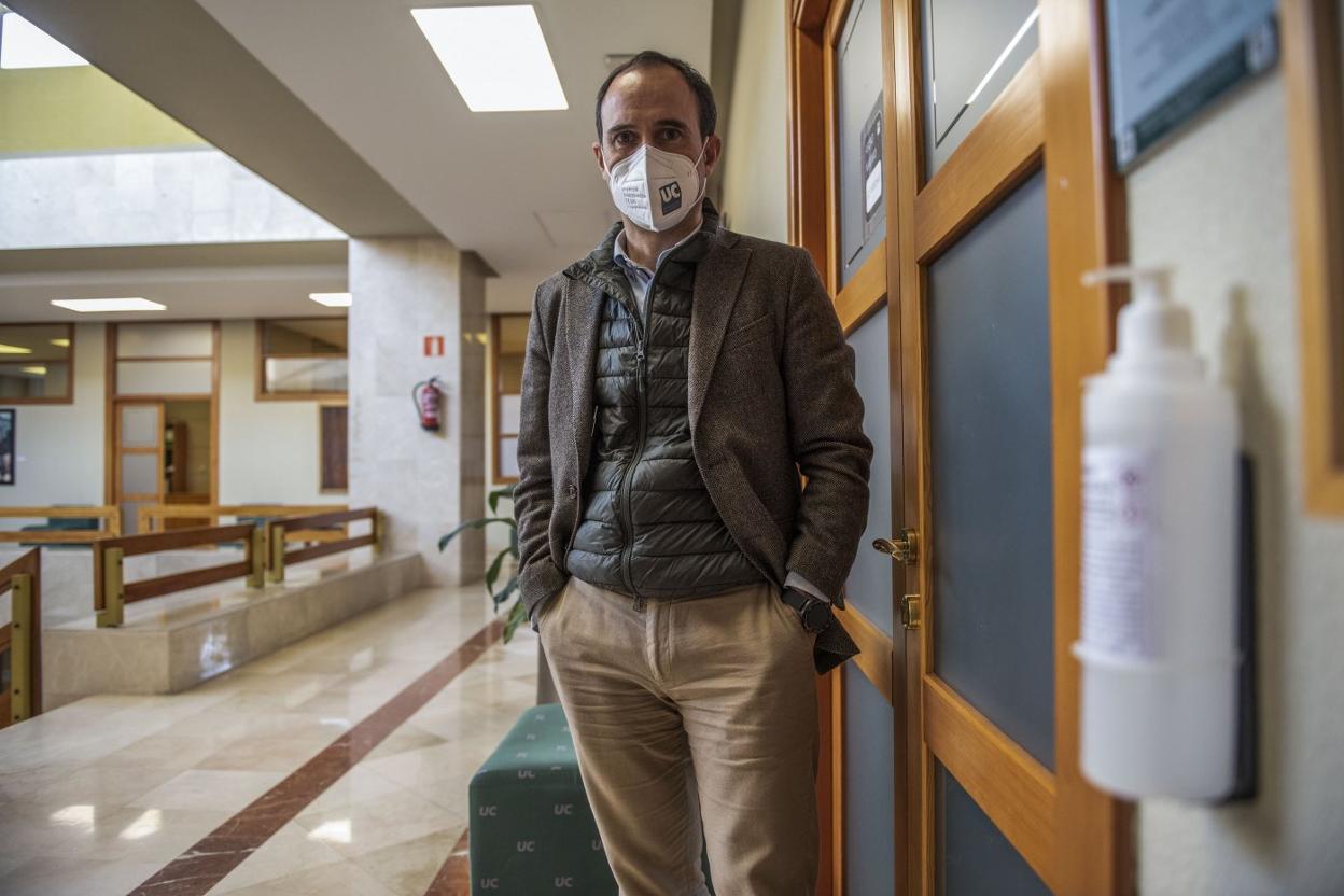 Mario Mañana, vicerrector y coordinador covid de la UC, en el edificio de gobierno del campus de Las Llamas. maría gil lastra