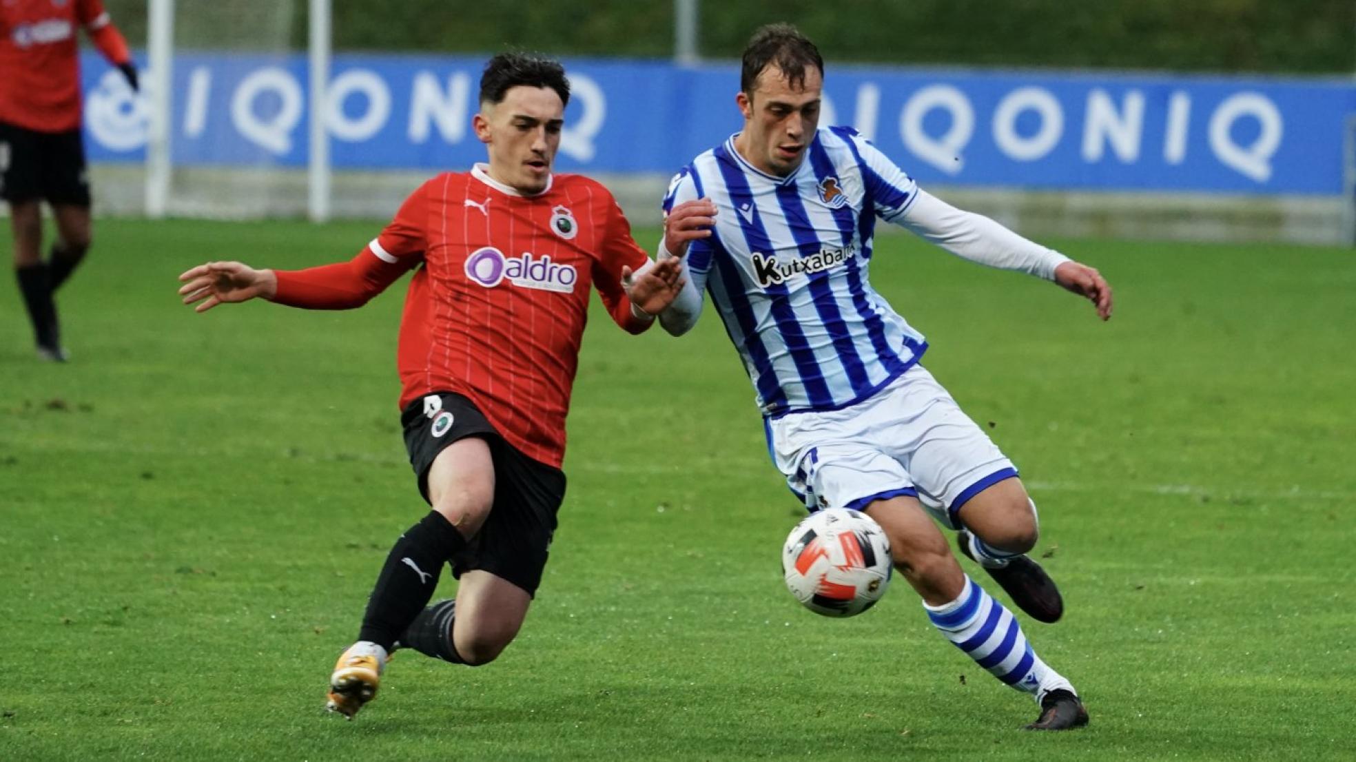 Diego Ceballos se entrega en la disputa del balón en un lance del partido ayer en Zubieta. óscar alonso