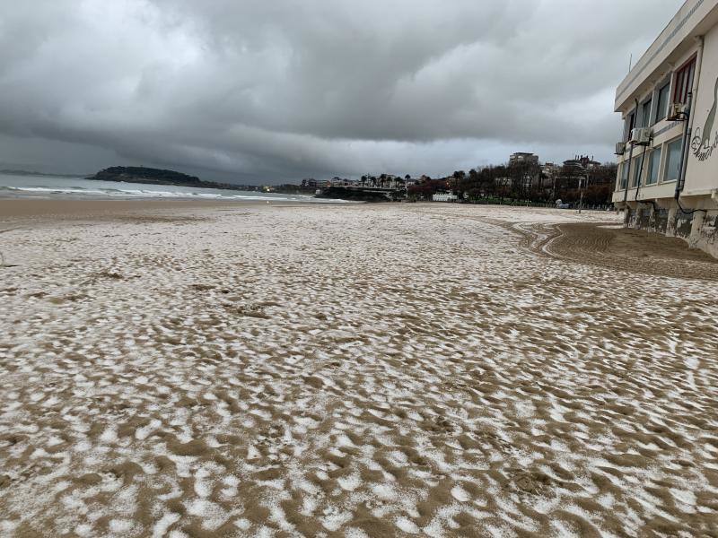 Las granizadas matinales de este lunes han teñido de blanco las playas de El Sardinero.