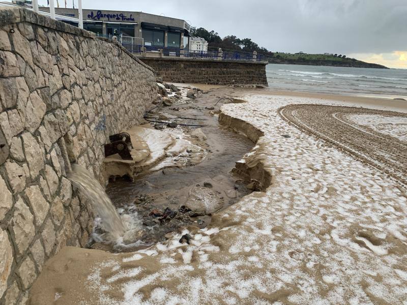 Las granizadas matinales de este lunes han teñido de blanco las playas de El Sardinero.