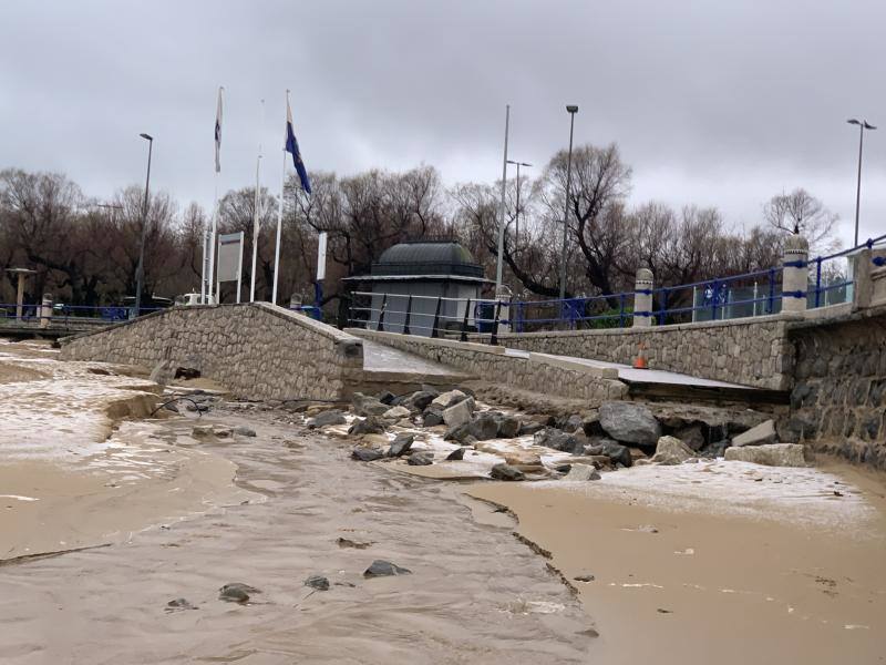 Las granizadas matinales de este lunes han teñido de blanco las playas de El Sardinero.