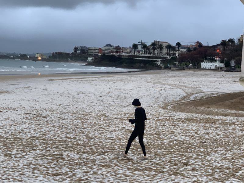 Las granizadas matinales de este lunes han teñido de blanco las playas de El Sardinero.