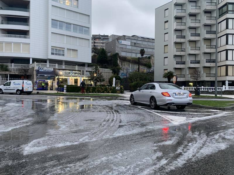 Las granizadas matinales de este lunes han teñido de blanco las playas de El Sardinero.