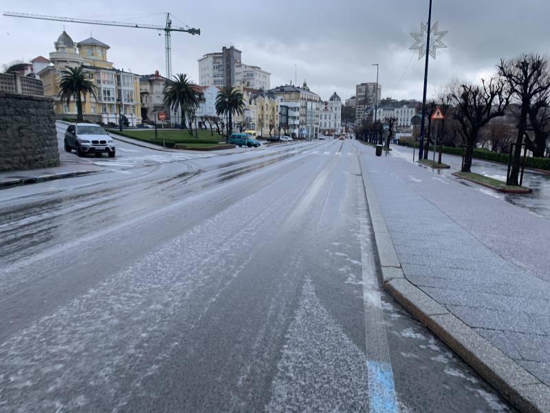 Las granizadas matinales de este lunes han teñido de blanco las playas de El Sardinero.