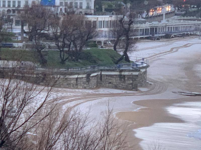 Las granizadas matinales de este lunes han teñido de blanco las playas de El Sardinero.