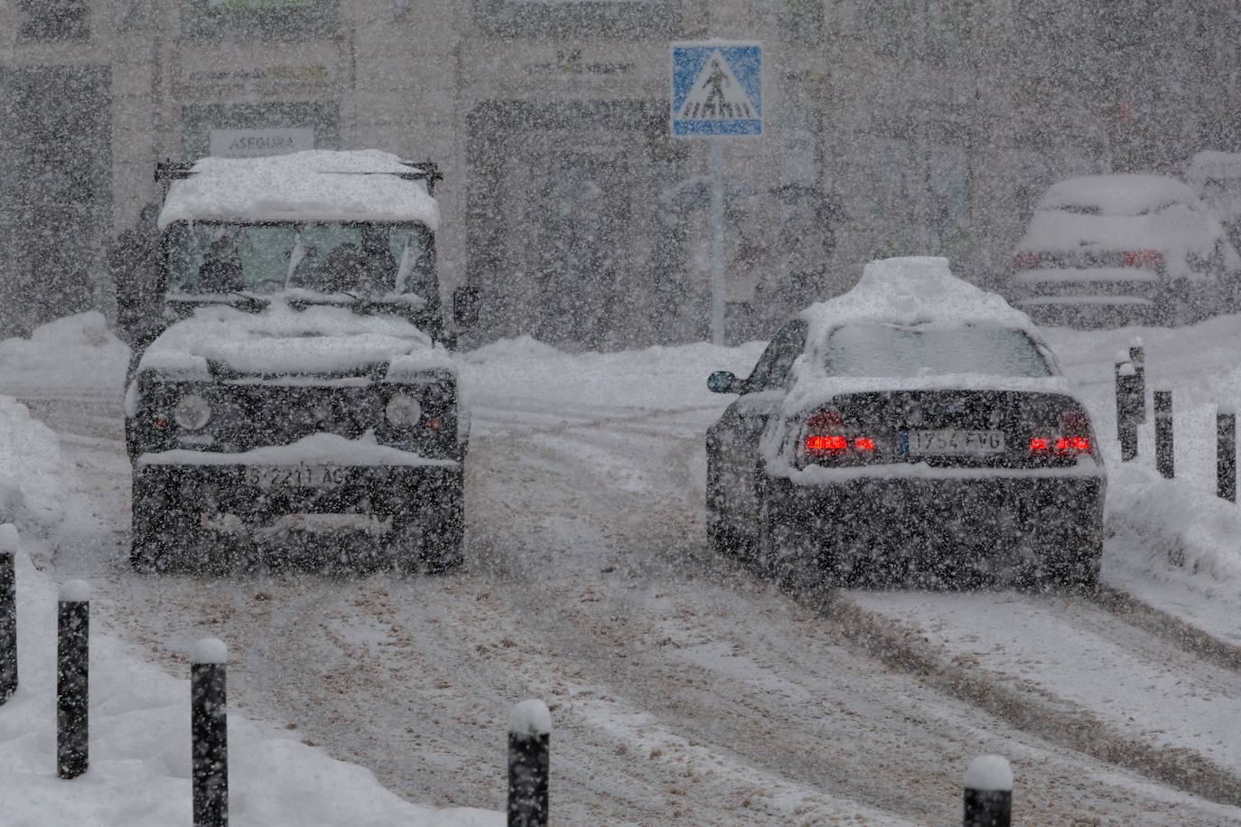 La nieve cae intensamente en la capital campurriana, con una acumulación de cinco centímetros en pocas horas. En algunas calles de Reinosa cubre hasta la rodilla.