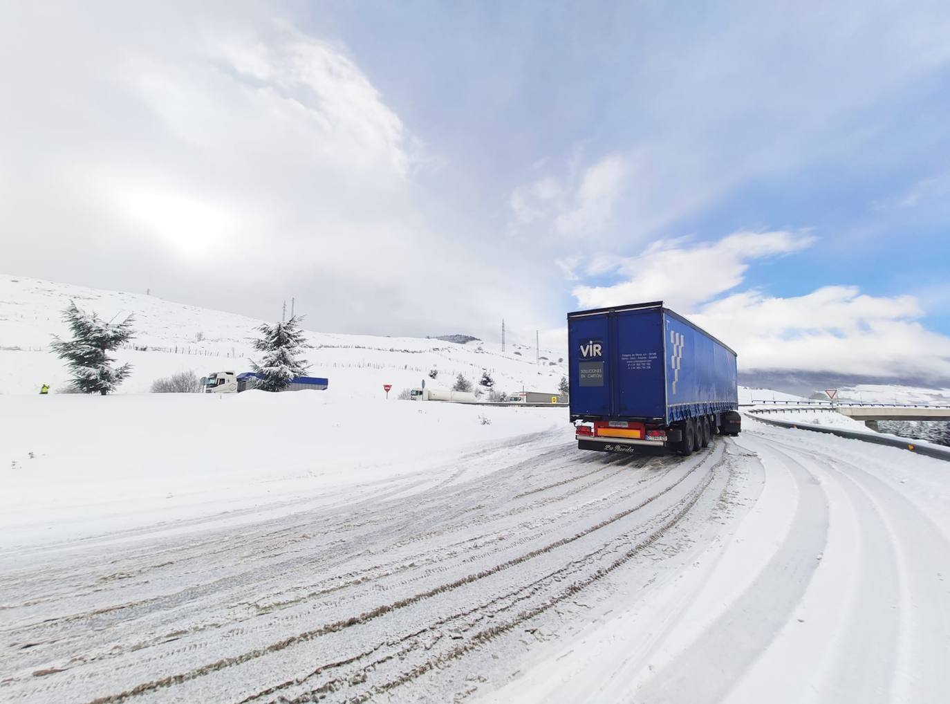 La nieve cae intensamente en la capital campurriana, con una acumulación de cinco centímetros en pocas horas. En algunas calles de Reinosa cubre hasta la rodilla. En la autovía, la situación se complica a medida que avanza la jornada, como muestran las imágenes de la A-67 a su paso por Campoo de Enmedio y Reinosa.