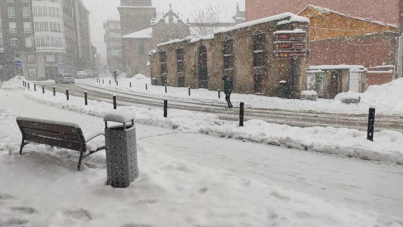 La nieve cae intensamente en la capital campurriana, con una acumulación de cinco centímetros en pocas horas. En algunas calles de Reinosa cubre hasta la rodilla.