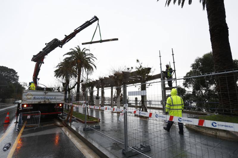 Operarios del Ayuntamiento de Santander han comenzado este martes a trabajar en la parte superior del talud de Reina Victoria, desde donde realizarán las actuaciones para rehabilitar el terreno que se ha desprendido sobre la playa de Los Peligros.