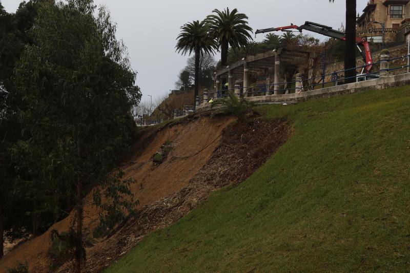 Operarios del Ayuntamiento de Santander han comenzado este martes a trabajar en la parte superior del talud de Reina Victoria, desde donde realizarán las actuaciones para rehabilitar el terreno que se ha desprendido sobre la playa de Los Peligros.