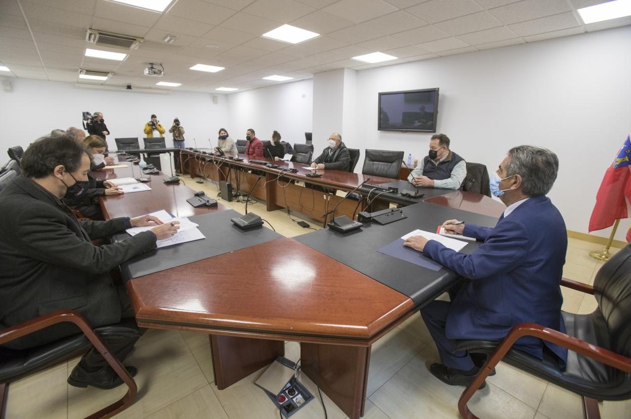 Un momento de la reunión mantenida ayer en la sede del Gobierno de Cantabria.