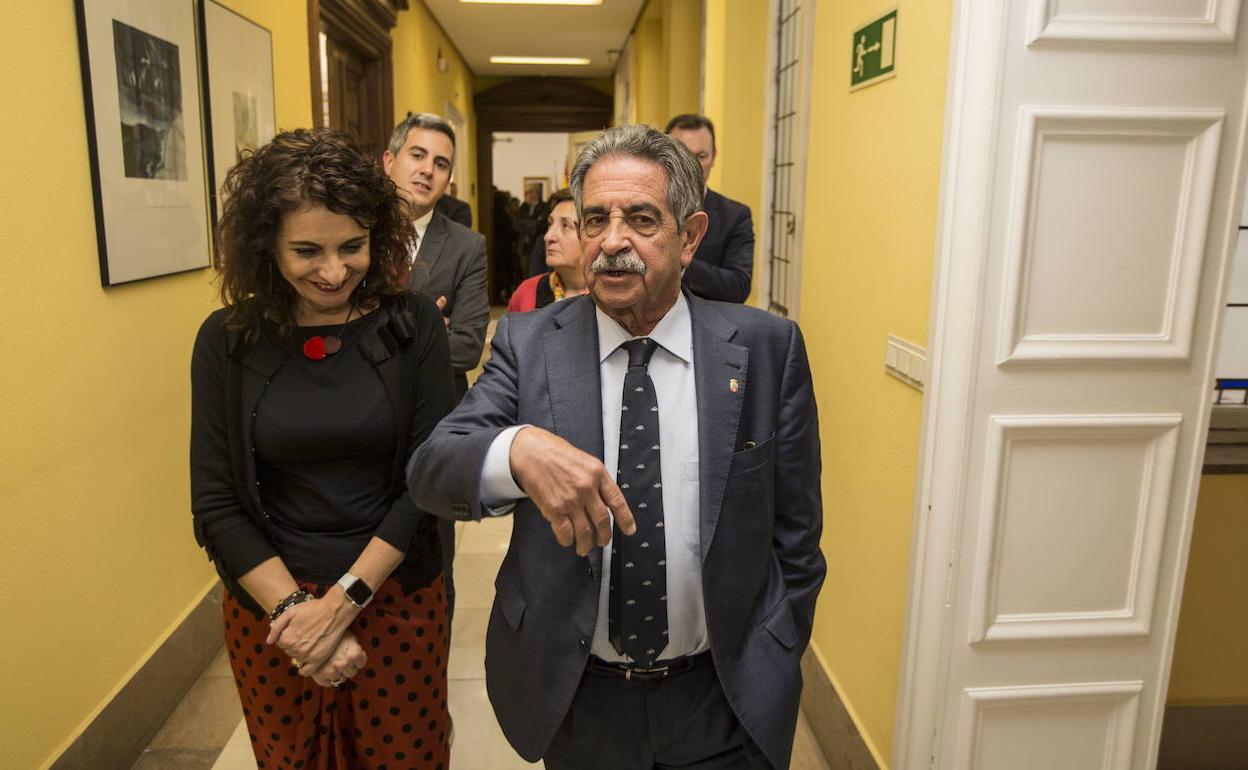 María Jesús Montero y Miguel Ángel Revilla, en una reunión que mantuvieron en 2018.