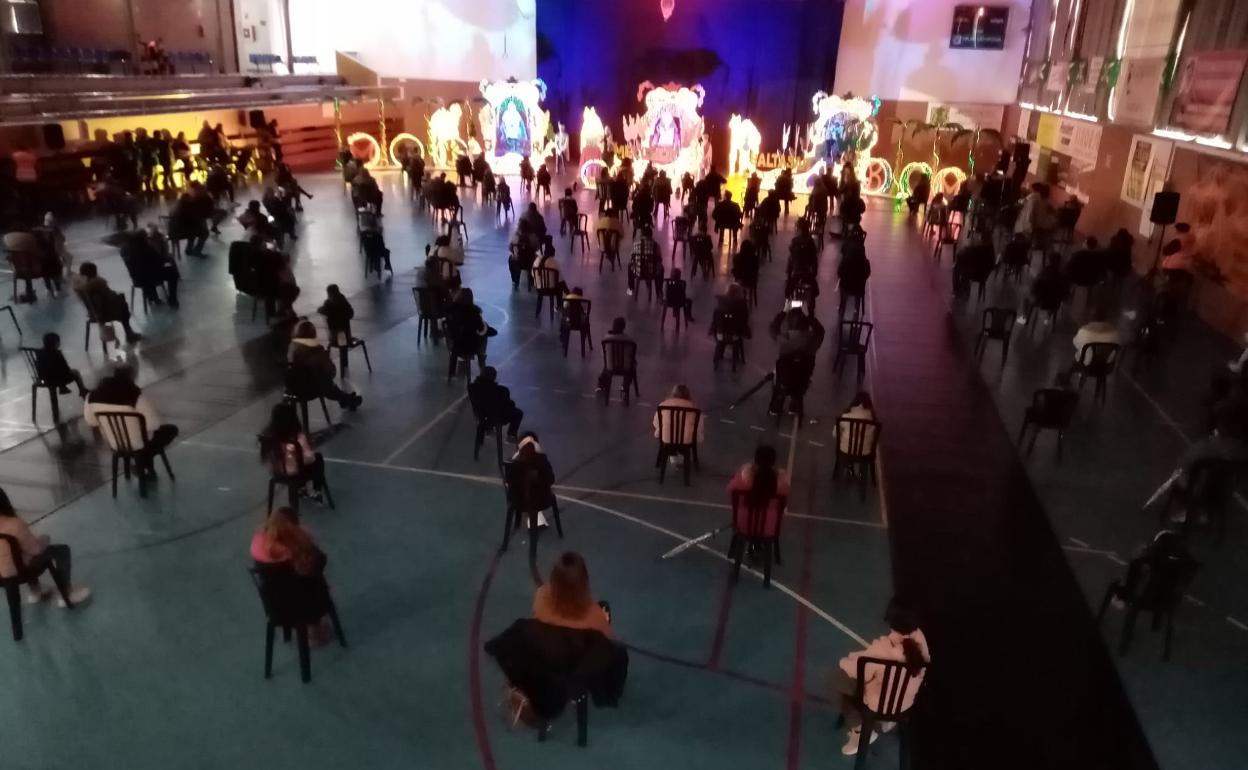 Vista del interior del polideportivo durante uno de los pases.