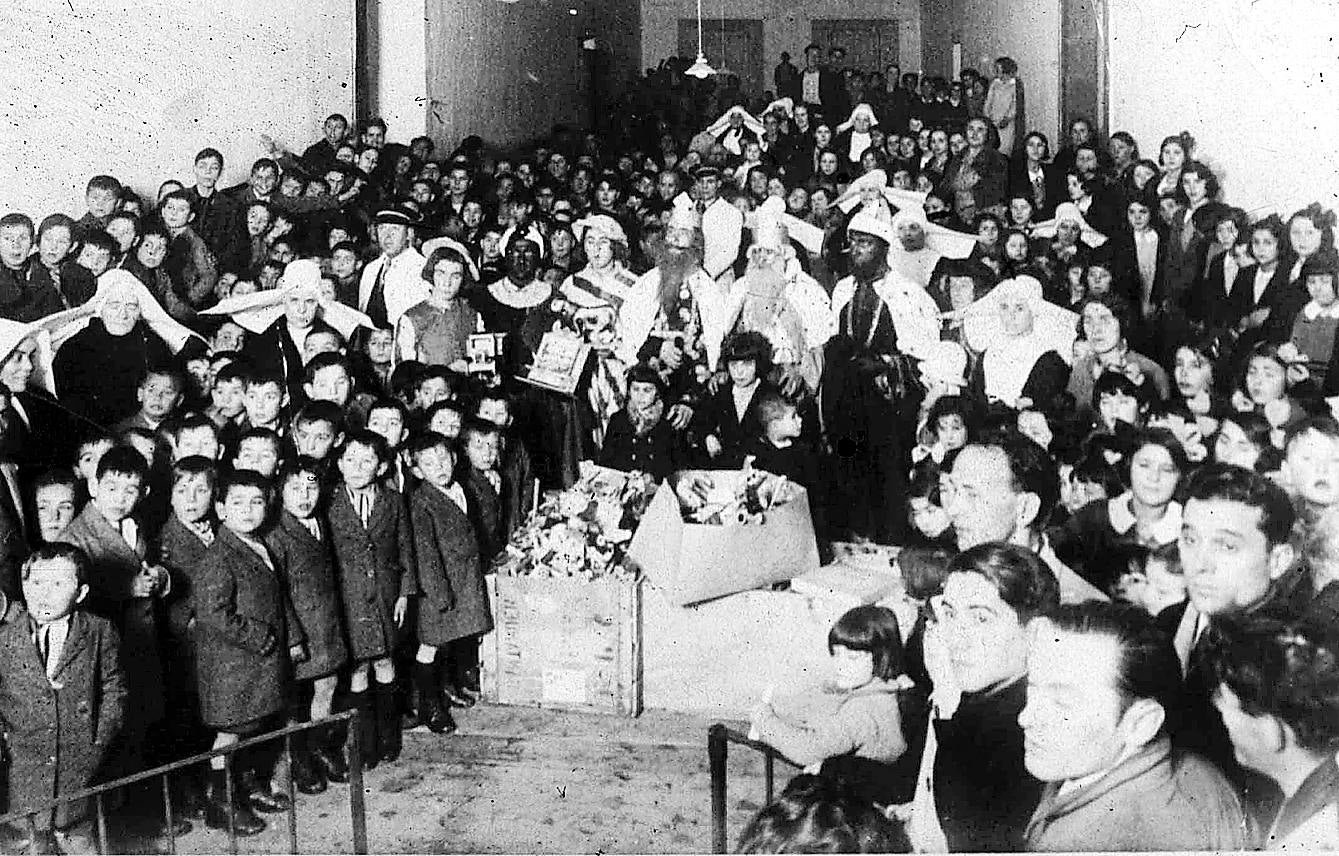 1932. SANTANDER. Los Reyes Magos visitan el Hospital de San Rafael.