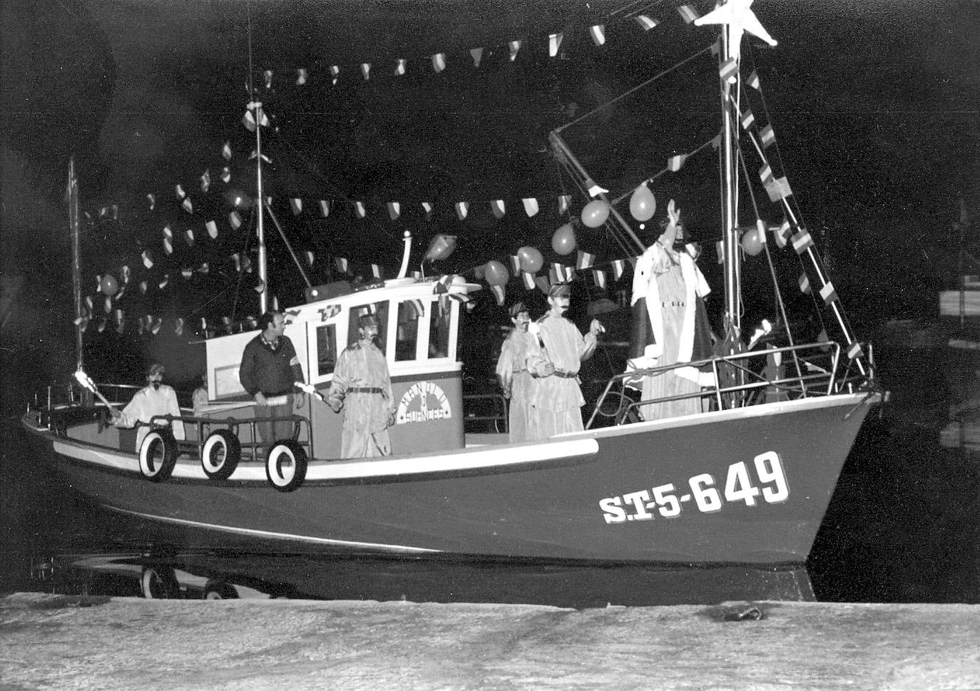 1983. SUANCES. Llegada de los Reyes Magos al puerto en barco.