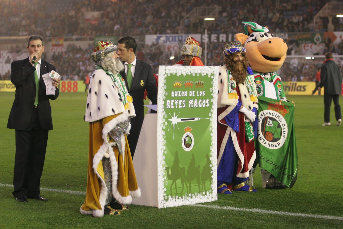 2008. SANTANDER. Los Reyes Magos y la Vaca Tula saludan antes del partido Racing-Athletic Bilbao.