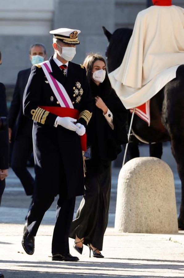 Los reyes, a su entrada en el Palacio Real para la conmemoración de la Pascua Militar.