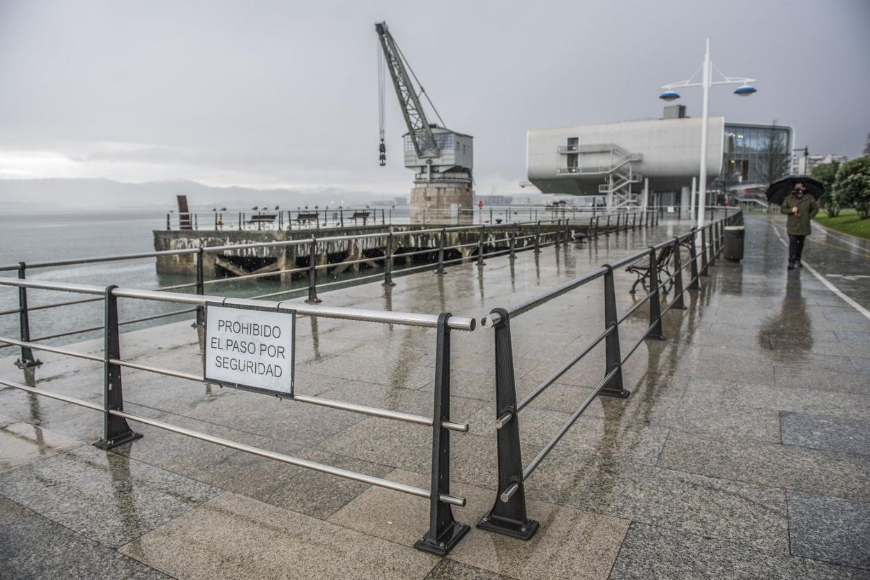  El Muelle de Maura, ayer, con las vallas colocadas a finales de 2018 tras ser detectadas las insuficiencias en su estructura. 