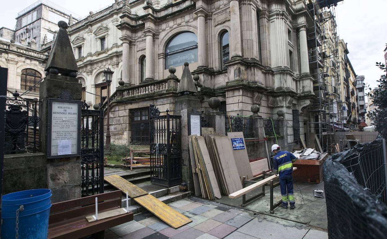 Trabajos de apuntalamiento del edificio tras el incendio