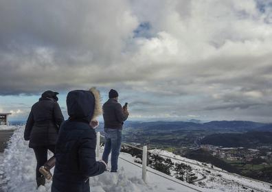 Imagen secundaria 1 - Nieve en Peña Cabarga.