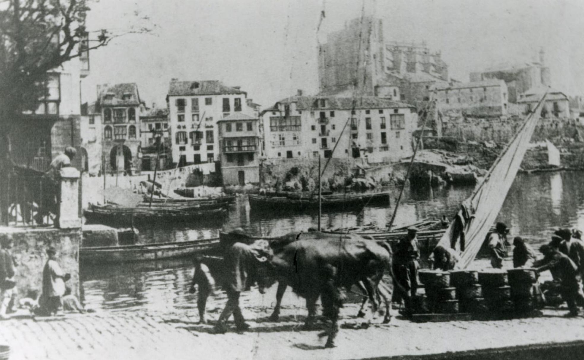 Foto antigua de trabajos en el puerto castreño.