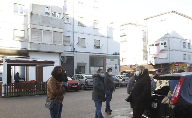 Grupo de vecinos afectados esperando en la calle a que les permitan entrar en sus viviendas. 