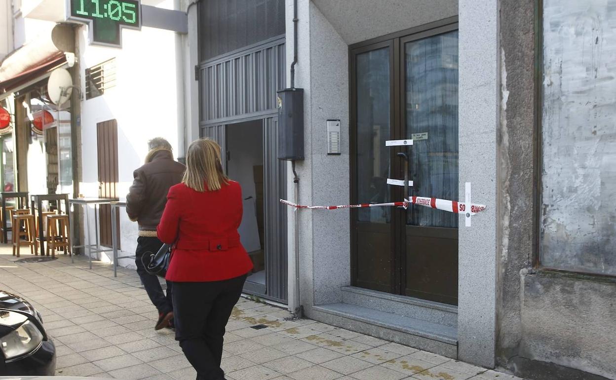 El portal del edificio desalojado se ha precintado.