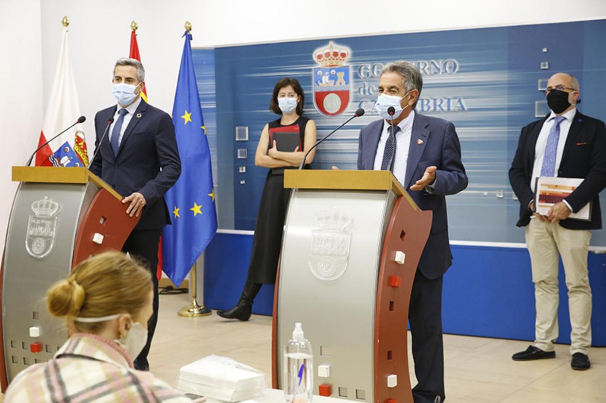 Revilla durante una comparecencia sobre la pandemia, junto al vicepresidente Zuloaga y con Paloma Navas y Miguel Rodríguez, en segunda fila. 