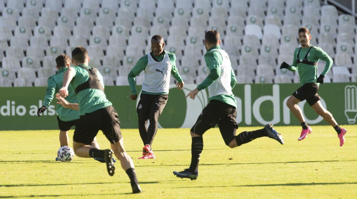 Cedric, en el centro de la imagen, durante la sesión de entrenamiento de este jueves en los Campos de Sport. 