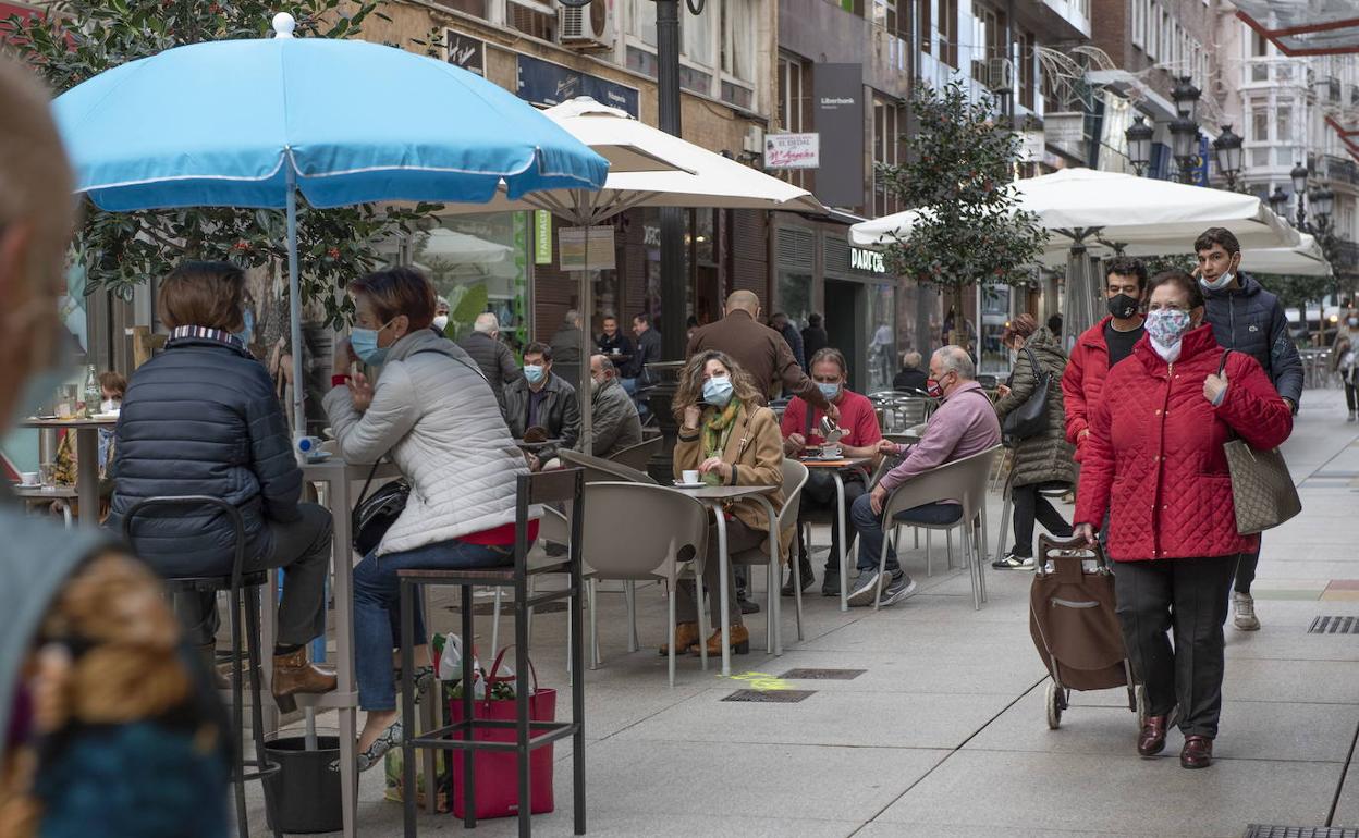 Cantabria sigue siendo una de las pocas autonomías que no permite a clientes entrar en bares y restaurantes. Solo se puede consumir en las terrazas.